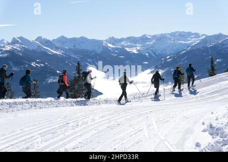 FILZMOOS, ROSSBRAND Mt., ALPEN, ÖSTERREICH: Herrliche Winterzeit in den Bergen, Schneeschuhwandern. Eine Gruppe von Wanderern erkundet die Bergroute. Stockfoto