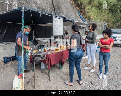 Geschäftsinhaber am Straßenrand, der Lebensmittel an Besucher des malerischen Orosi-Tals in Costa Rica verkauft. Stockfoto