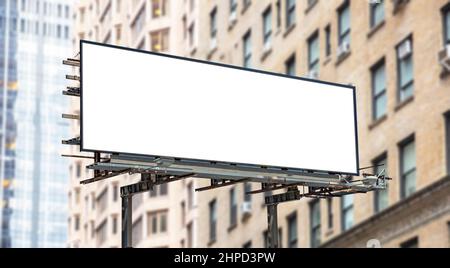 Plakatwand-Mockup, Poster werben Vorlage. Leere große leere Anzeige im Freien, städtischer hoher Gebäudehintergrund Stockfoto