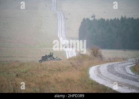 britische Armee FV103 Spartan leicht gepanzertes Fahrzeug in Aktion auf einer militärischen Übung Stockfoto