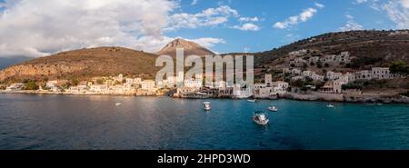 Griechenland. Hafen von Limeni, Mani Lakonia. Traditionelles Peloponnes Dorf, mittelalterliches Steingebäude am Meer Luftpanorama vom Meer, Fischerboa Stockfoto