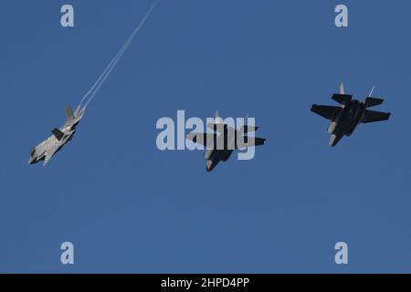 Flug von drei F-35A Lightning II's aus dem neu reformierten 495th Fighter Squadron über der Heimatbasis der RAF Lakenheath. Stockfoto