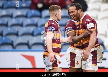 Huddersfield, England - 19. Februar 2022 - Jermaine McGillvary und Leroy Cudjoe (21) von Huddersfield Giants feiern Versuch während der Rugby League Betfred Super League Runde 2 Huddersfield Giants vs Hull Kingston Rovers im John Smith's Stadium, Huddersfield, UK Dean Williams Stockfoto