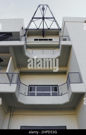 Außenansicht eines alten Lagerhauses in der Yokohama Bankoku Bridge, das 1960s aus Stahlbeton gebaut wurde Stockfoto