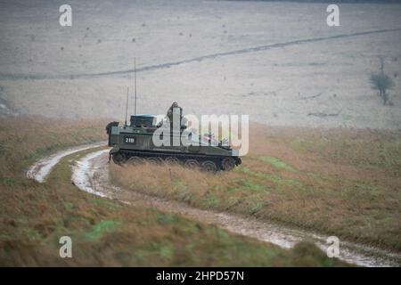 britische Armee FV103 Spartan leicht gepanzertes Fahrzeug in Aktion auf einer militärischen Übung Stockfoto