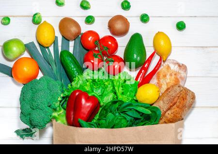 Lieferung gesunder Lebensmittel Hintergrund. Veganes vegetarisches Essen in Papiertüten Gemüse und Obst auf Weiß, Copy-Space, Banner.Lebensmittel-Shopping-Food Supermar Stockfoto