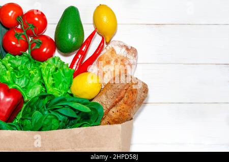 Lieferung gesunder Lebensmittel Hintergrund. Veganes vegetarisches Essen in Papiertüten Gemüse und Obst auf Weiß, Copy-Space, Banner.Lebensmittel-Shopping-Food Supermar Stockfoto