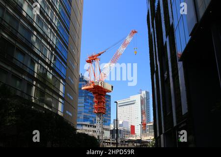 Vor der Shibuya-Station, wo im Tal des Gebäudes eine groß angelegte Sanierung durchgeführt wird Stockfoto