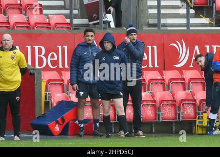 Eccles, Großbritannien. 20th. Februar 2022. Sylvain Houles Cheftrainer von Toulouse Olympique steht in seinem technischen Bereich, als das Spiel beginnt in Eccles, Vereinigtes Königreich am 2/20/2022. (Foto von James Heaton/News Images/Sipa USA) Quelle: SIPA USA/Alamy Live News Stockfoto