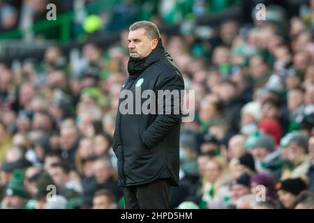 20th. Februar 2022 ; Celtic Park, Glasgow, Schottland; schottischer Premier League-Fußball Celtic FC gegen Dundee: Celtic-Managerin Ange Postecoglou beobachtet das Spiel genau Stockfoto