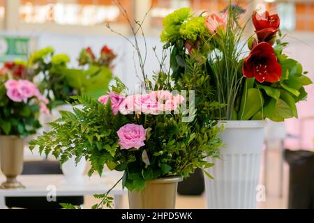 Farbenfrohe Blumensträuße - Rosen, Farne, Chrysanthemen, Amaryllis Stockfoto