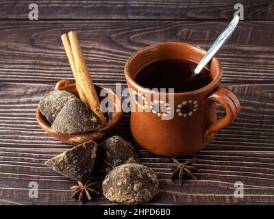 Kaffeebecher mit Zimt und unraffiniertem braunem Zucker. Stockfoto