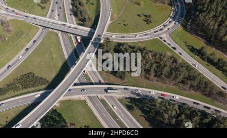 Luftaufnahme einer massiven Autobahnkreuzung Stockfoto