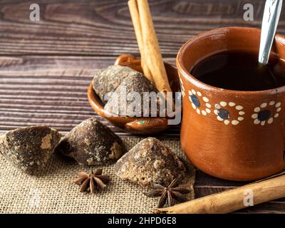 Kaffeebecher mit Zimt und unraffiniertem braunem Zucker. Stockfoto