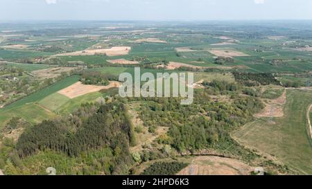 Luftaufnahme eines kleinen Dorfes am Sommertag Stockfoto