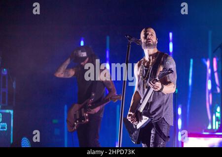 Milwaukee, USA. 19th. Februar 2022. Josh Steely und Chris Daughtry von Daughtry am 19. Februar 2022 im Northern Lights Theater im Potawatomi Casino in Milwaukee, Wisconsin (Foto von Daniel DeSlover/Sipa USA) Kredit: SIPA USA/Alamy Live News Stockfoto