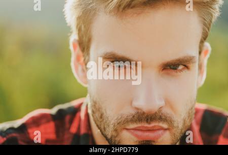 Schöner bärtiger Mann Nahaufnahme Porträt. Hipster-Optik. Stockfoto