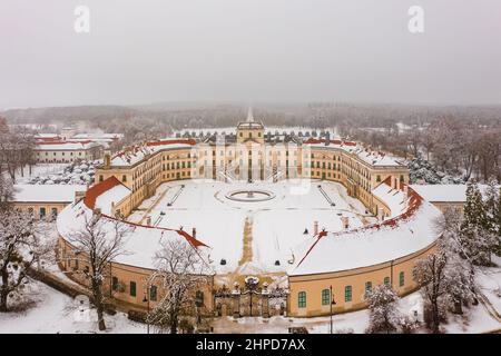 Luftaufnahme des berühmten Schlosses Esterhazy bei Sopron an einem verschneiten Wintertag. Stockfoto