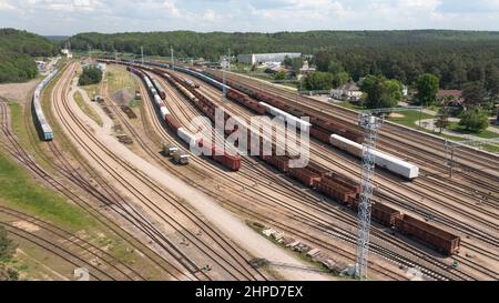 Zug Waggons auf Eisenbahnstation warten auf Versand Import und Export Konzept Stockfoto