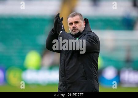 20th. Februar 2022 ; Celtic Park, Glasgow, Schottland; schottischer Premier-Leaue-Fußball Celtic FC gegen Dundee: Celtic-Managerin Ange Postecoglou applaudiert den Fans am Ende des Spiels Stockfoto