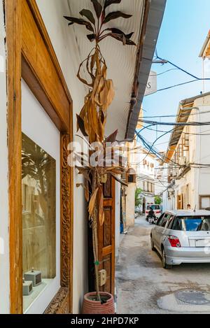 STONE TOWN, TANSANIA - 22. Dezember 2021: Enge Gassen und alte Häuser in Stone Town, Sansibar, Tansania Stockfoto