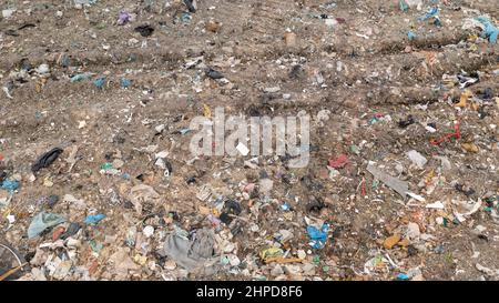 Stapel von verschiedenen Arten von großen Mülldeponie, Plastiktüten und Mülleimern Stockfoto