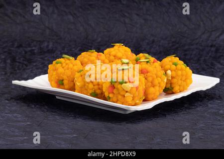 Jodhpuri Bundi Laddu, Auch Tiranga Boondi Genannt, Wird Ladoo Mithai Aus Besan Sooji Suji Desi Ghee Hergestellt, Das Auf Deepawali, Dussehra Und Rakshabandhan Genossen Wird Stockfoto