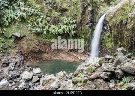 Kleiner Wasserfall in der Nähe des Furnas Sees auf der Insel Sao Miguel (Azoren, Portugal) Stockfoto