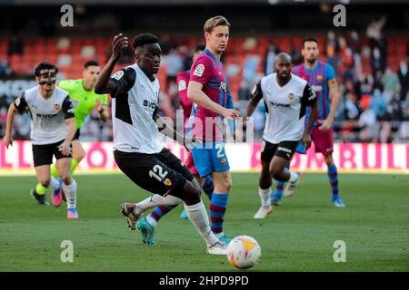 Mouctar Diakhaby von Valencia CF beim La Liga Spiel zwischen Valencia CF und FC Barcelona im Mestalla Stadion am 20. Februar 2022. (Foto von Jose Miguel Fernandez) Stockfoto