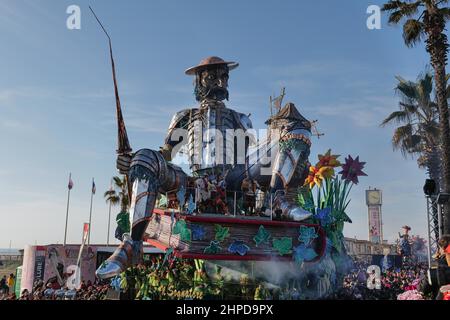 Viareggio, Italien. 20th. Februar 2022. Viareggio (LU) erster maskierter Kurs des universellen Karnevals von Viareggio auf dem Foto die erste Kategorie von Jacopo Allegrucci 'der Träumer' Kredit: Unabhängige Fotoagentur/Alamy Live News Stockfoto