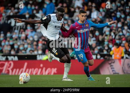 Mouctar Diakhaby von Valencia CF (L) und Ferran Torres vom FC Barcelona während des La Liga-Spiels zwischen Valencia CF und FC Barcelona am 20. Februar 2022 im Mestalla-Stadion. (Foto von Jose Miguel Fernandez) Stockfoto