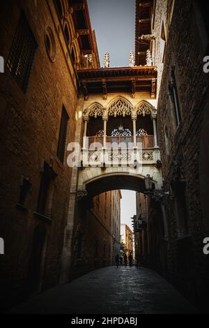 Die Brücke zwischen den Gebäuden im gotischen Viertel von Barcelona. El Pont del Bisbe - Bishop Bridge Stockfoto