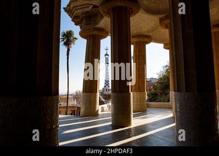 Säulenraum im Park Güell, Barcelona. Stockfoto