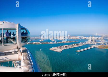 Ain Dubai Hütte mit Menschen, die die wunderschöne Skyline von Dubai bewundern Stockfoto