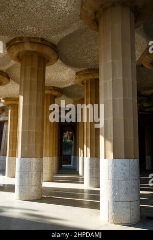 Säulenraum im Park Güell, Barcelona. Stockfoto