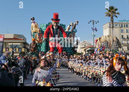 Viareggio, Italien. 20th. Februar 2022. Viareggio (LU) erster maskierter Kurs des universellen Karnevals von Viareggio auf dem Foto die erste Kategorie von Roberto Vannucci 'Manipulation' Kredit: Unabhängige Fotoagentur/Alamy Live News Stockfoto