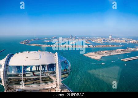 Ain Dubai Hütte mit Menschen, die die wunderschöne Skyline von Dubai bewundern Stockfoto
