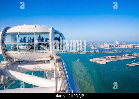 Ain Dubai Hütte mit Menschen, die die wunderschöne Skyline von Dubai bewundern Stockfoto