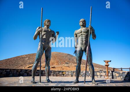 Statuen von Guise und Ayose, erste Könige von Fuerteventura, Ganzkörperstatuen, Kanarische Inseln, Spanien Stockfoto