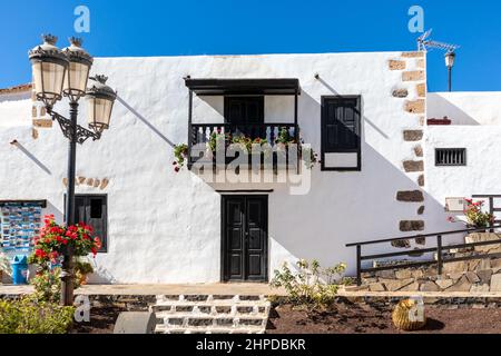 Spanien, Januar 2022: Traditionelles kanarisches Haus in Betancuria, Fuerteventura, Kanarische Inseln, Spanien Stockfoto