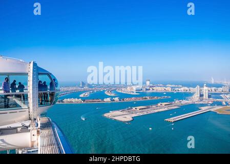 Ain Dubai Hütte mit Menschen, die die wunderschöne Skyline von Dubai bewundern Stockfoto