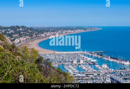 Blick auf Castelldefels und den Strand, Hafen Port Ginesta mit Segelbooten, in der Nähe von Barcelona, Spanien Stockfoto