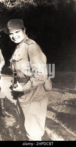 Trekhizbenka Dorf, Region Lugansk, UdSSR - 07.25.1982: Foto eines jungen Kadetten in Militäruniform. Ein junger Mann hält eine Panzerabwehrpistole der Stockfoto