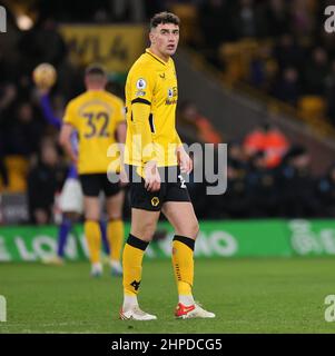 WOLVERHAMPTON, GROSSBRITANNIEN. FEBRUAR 19TH. Maximilian Kilman von Wolves schaut während des Premier League-Spiels zwischen Wolverhampton Wanderers und Leicester City am Sonntag, 20th. Februar 2022, in Molineux, Wolverhampton, auf. (Kredit: James Holyoak | MI News ) Kredit: MI Nachrichten & Sport /Alamy Live News Stockfoto