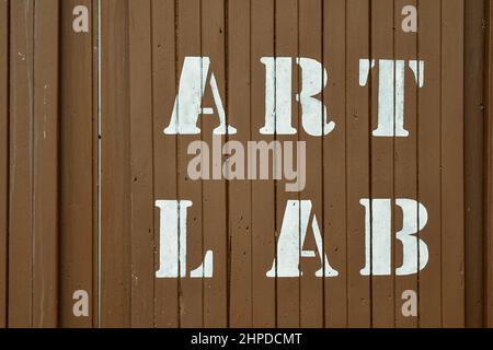 Nahaufnahme einer Holztür mit dem Schild 'Art Lab' auf Braun, Sanremo, Imperia, Ligurien, Italien Stockfoto