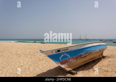 Farbenfrohes Fischerboot am Strand, Praia Santa Maria, Santa Maria, Sal, República de Cabo (Kap Verde) Stockfoto