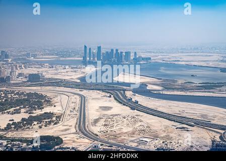 Atemberaubende Aussicht auf die Skyline von Dubai von oben, VAE. Stockfoto