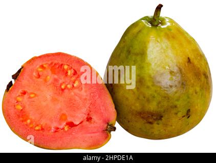 Ganze und halbierte tropische Apfelguavas auf Holzhintergrund Stockfoto