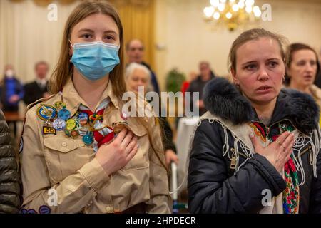 Warren, Michigan, USA. 20th. Februar 2022. Das ukrainisch-amerikanische Krisenreaktionskomitee hält eine „Haltung zur Ukraine“-Kundgebung ab, während die Bewohner die Folgen einer möglichen russischen Invasion dieses Landes fürchten. Fast 40.000 Einwohner von Michigan sind ukrainischer Abstammung. Kredit: Jim West/Alamy Live Nachrichten Stockfoto