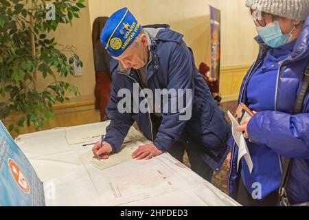 Warren, Michigan, USA. 20th. Februar 2022. Das ukrainisch-amerikanische Krisenreaktionskomitee hält eine „Haltung zur Ukraine“-Kundgebung ab, während die Bewohner die Folgen einer möglichen russischen Invasion dieses Landes fürchten. Fast 40.000 Einwohner von Michigan sind ukrainischer Abstammung. Während der Kundgebung unterzeichneten Menschen einen Brief an Präsident Biden. Kredit: Jim West/Alamy Live Nachrichten Stockfoto